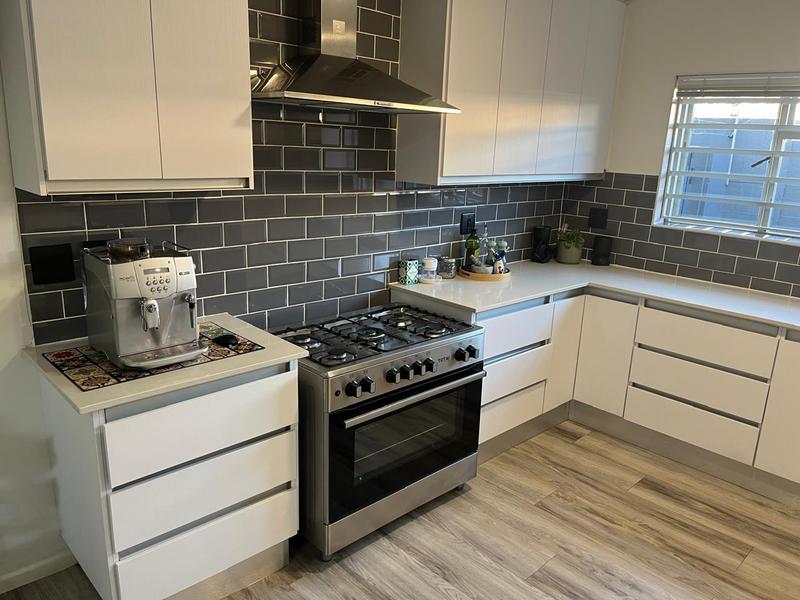 To Let 3 Bedroom Property for Rent in Uitzicht Western Cape